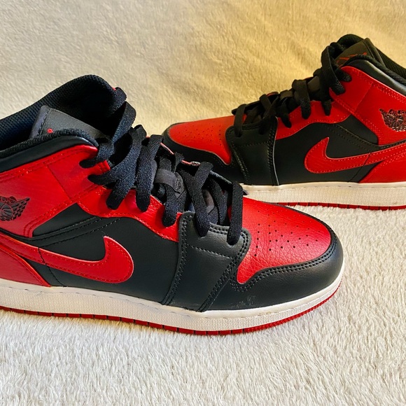 Air Jordan 1 Mid 'Banned' Shoes Size 7Y - Picture 2 of 8